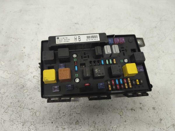 BOITE A FUSIBLE OPEL - Vue 1